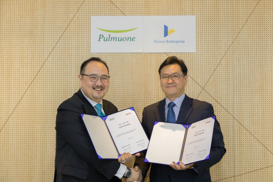 지난 19일 서울 수서동 풀무원 본사에서 열린 사업체결식에서 최원준 코나아이 이사(왼쪽)와 김기령 풀무원 인사기획실장이 사진촬영을 하고 있다. 코나아이 제공